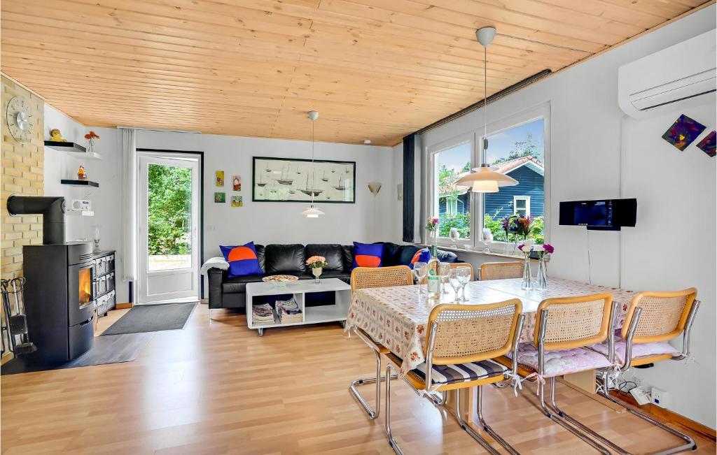Awesome Home In Hadsund With 3 Bedrooms And Wifi photo 4