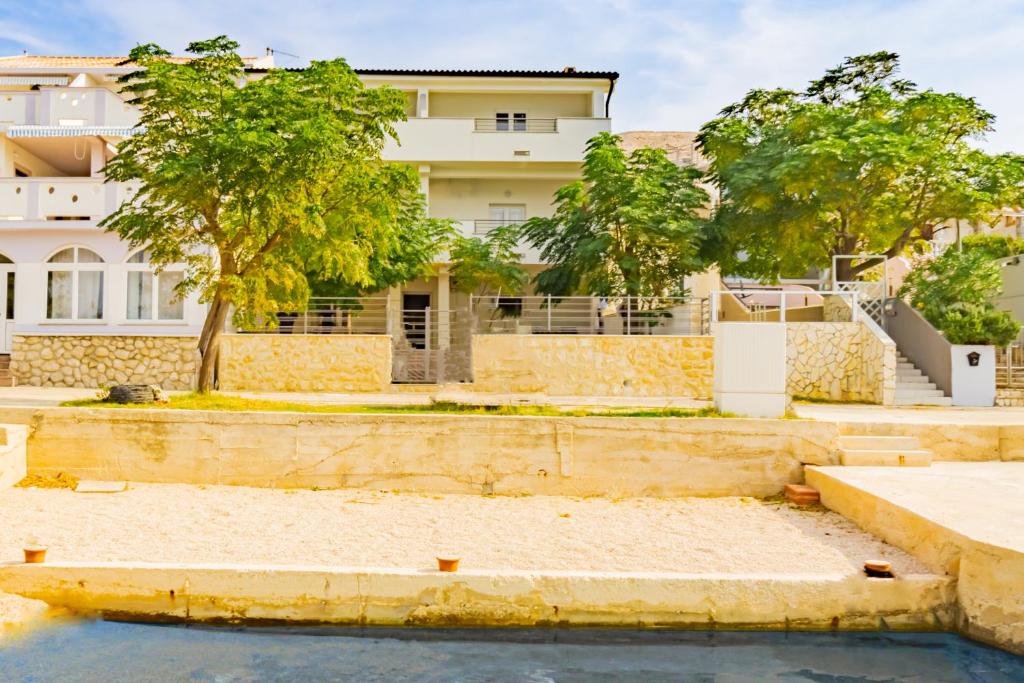 Babara beautiful setting right on beach with modern facilities photo 1