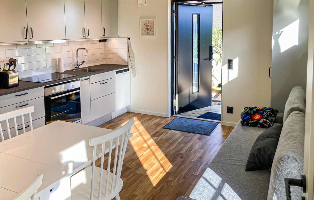 Awesome Home In Varberg With Wifi And 1 Bedrooms photo 2