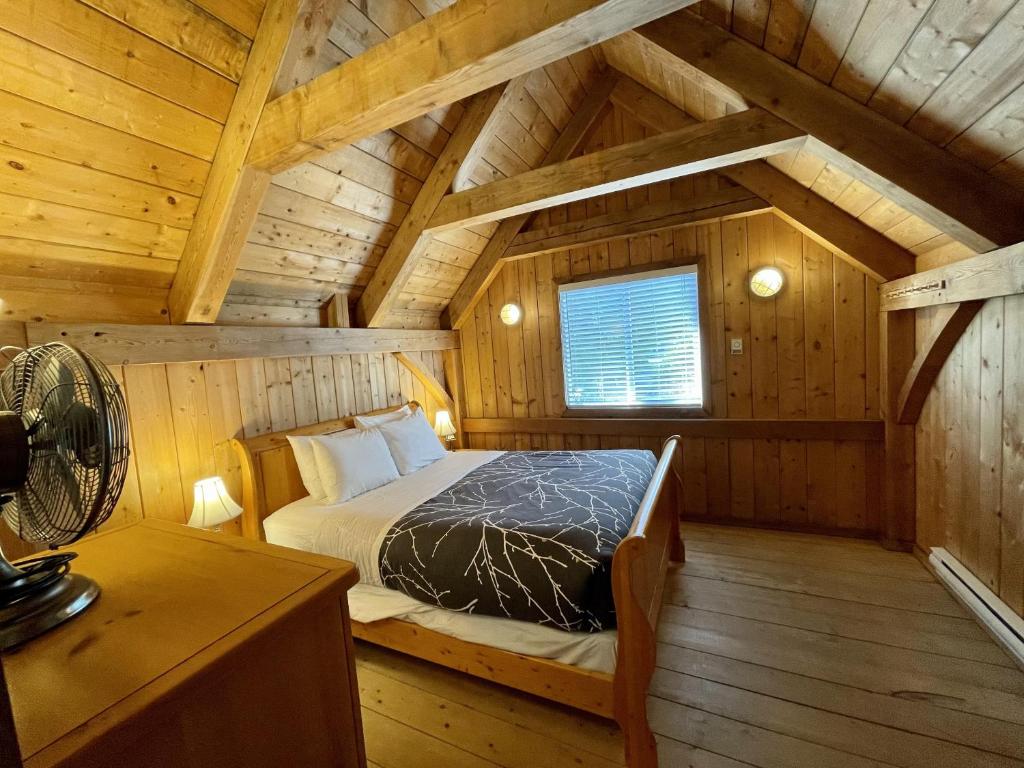 Waterfront Timber Frame Cottage! photo 1
