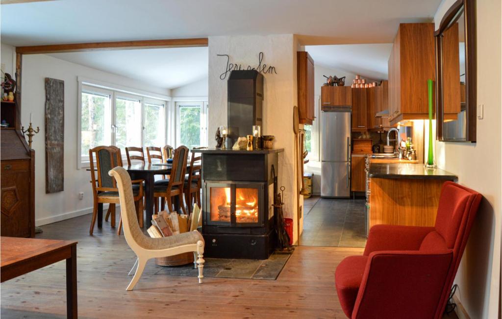 Beautiful Home In Strngns With 5 Bedrooms And Sauna photo 4