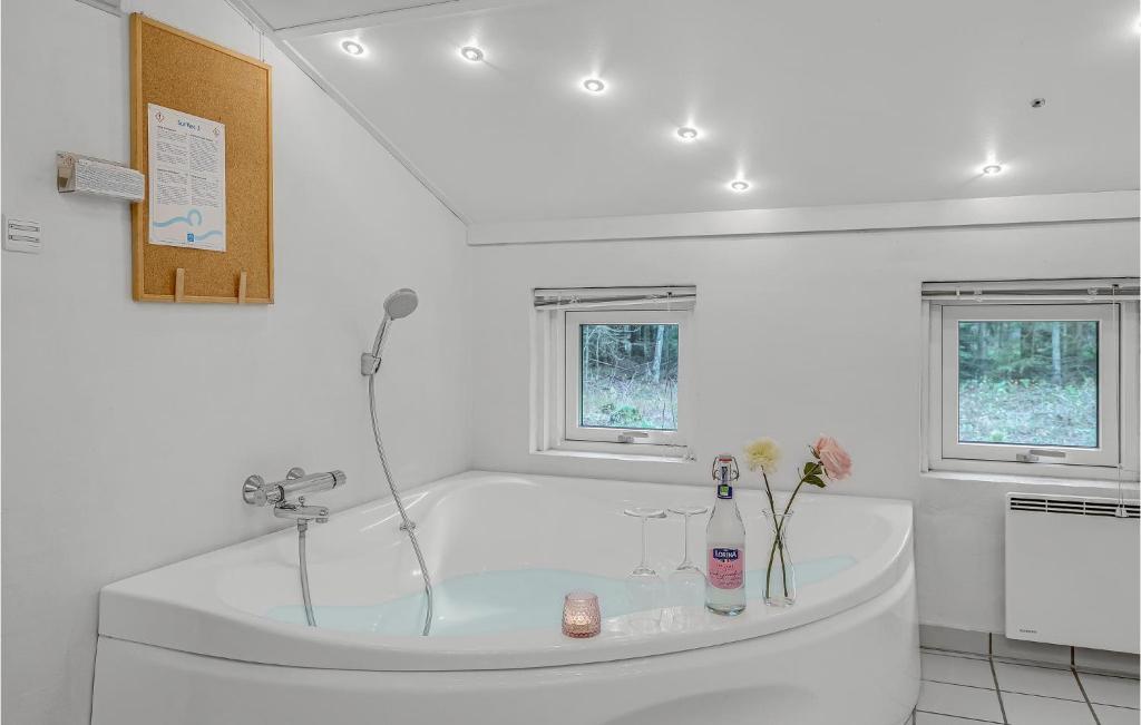 Awesome Home In Nex With Sauna, 4 Bedrooms And Wifi photo 4