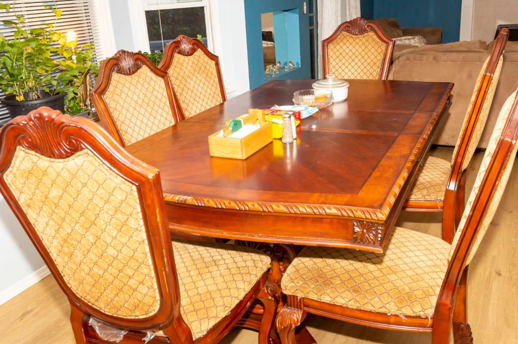 3 Bedrooms 4 Queen Beds Upstairs - Bed & Breakfast - 8 people welcome photo 1