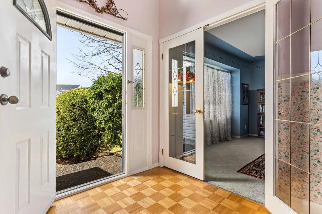3 Bedrooms 4 Queen Beds Upstairs - Bed & Breakfast - 8 people welcome photo 4
