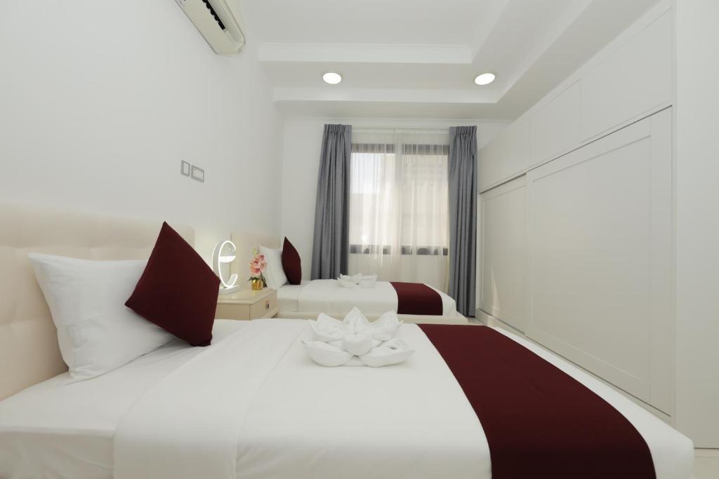 Empire Apartments photo 2