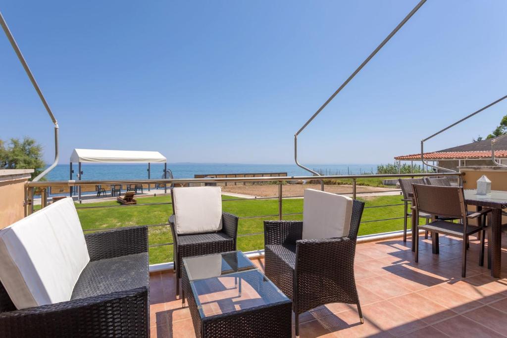 Venetico Beachfront Apartments & Suites - 2 Bedroom Sea View Suite photo 4