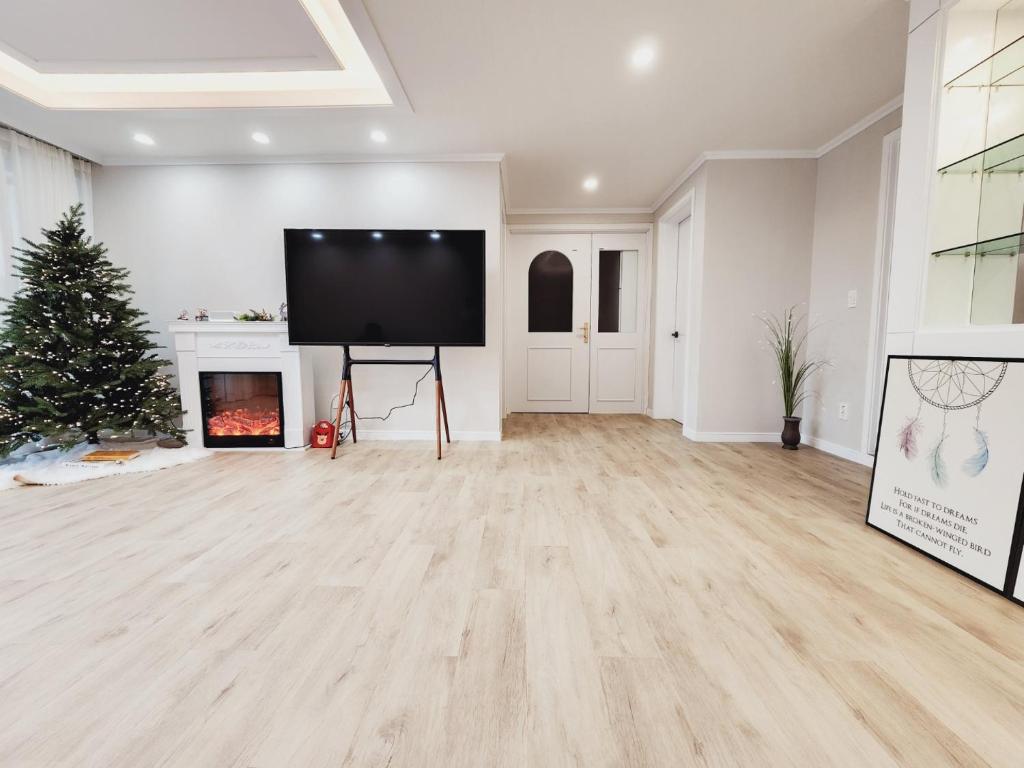 Grand open Hongdae houes 4bdr 2bth