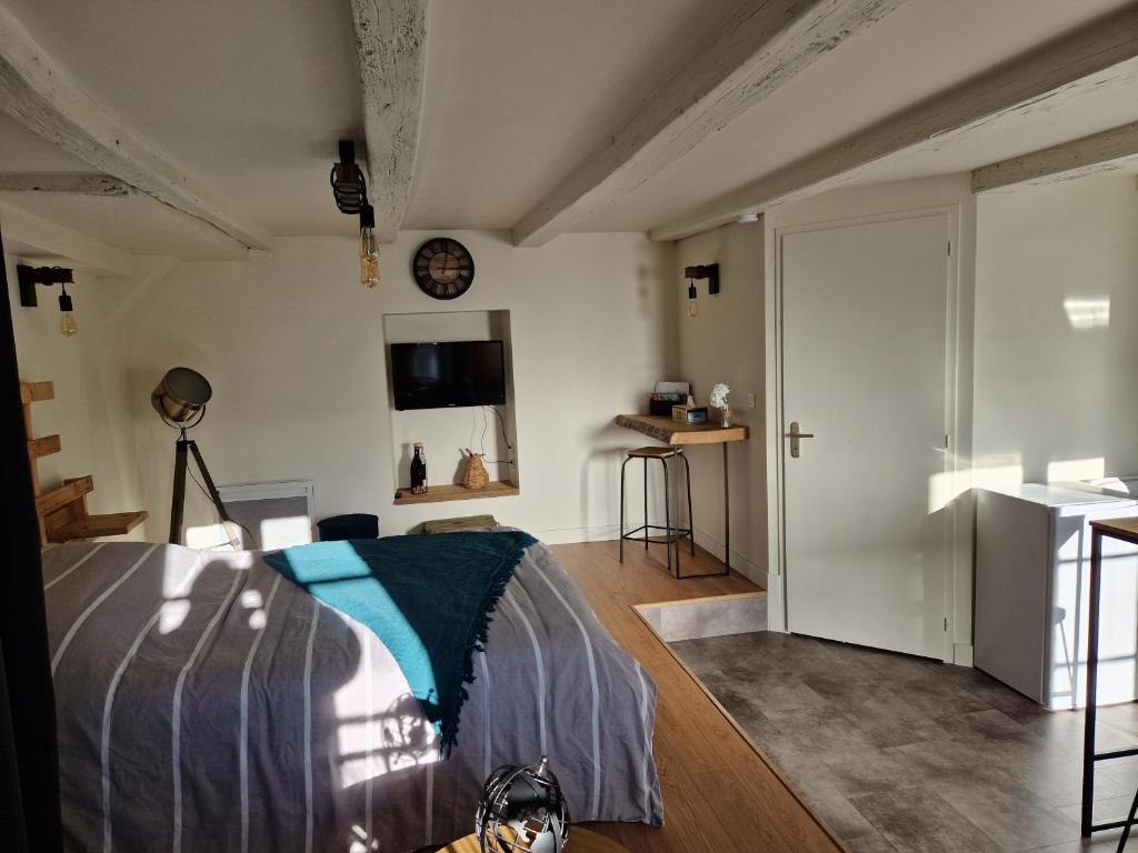 Studio meublé au pied de la cité médiévale photo 1