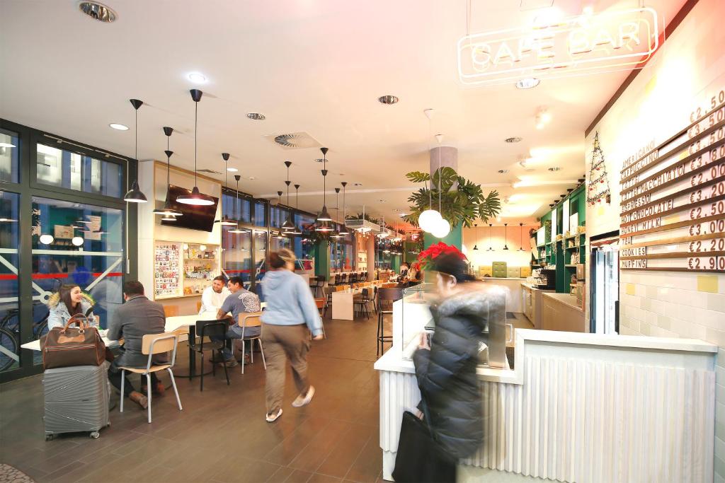 MEININGER Hotel Berlin Hauptbahnhof photo 4