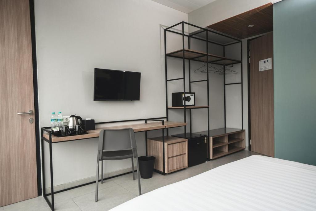 Conjioo Hotel Jakarta Managed by MHM Room Type - Deluxe Double Room with Free Airport Shuttle