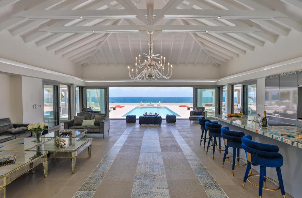 5 BR Luxurious Beachfront Villa with utmost privacy photo 1