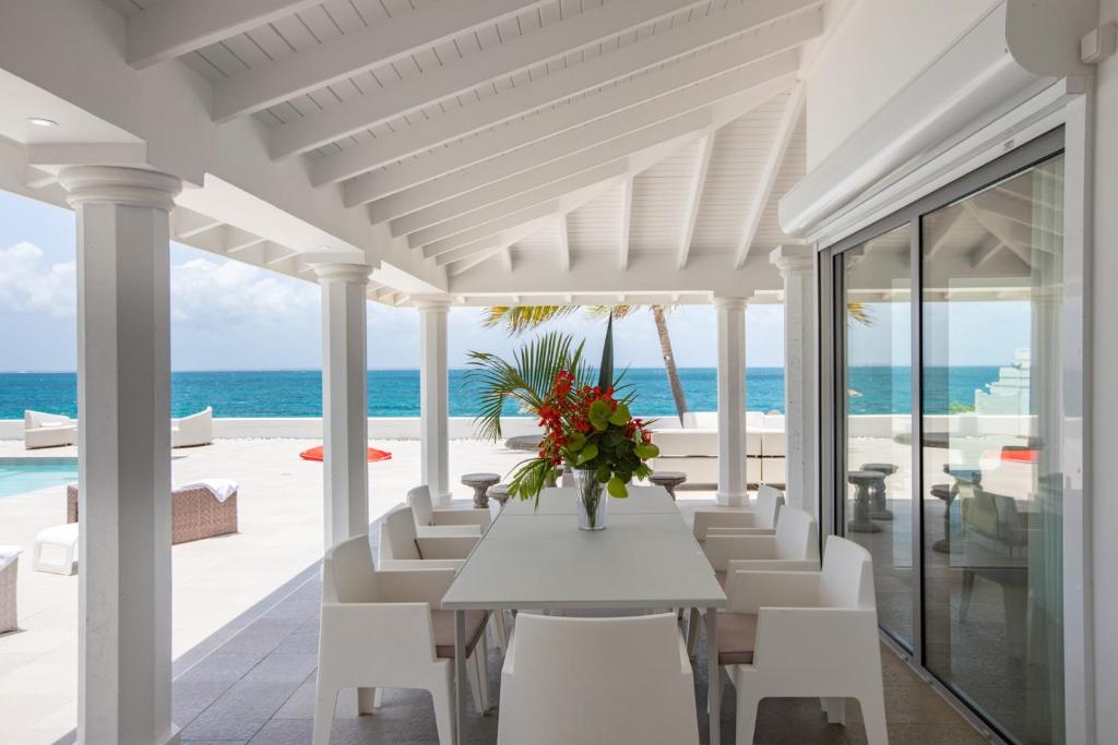 5 BR Luxurious Beachfront Villa with utmost privacy photo 3
