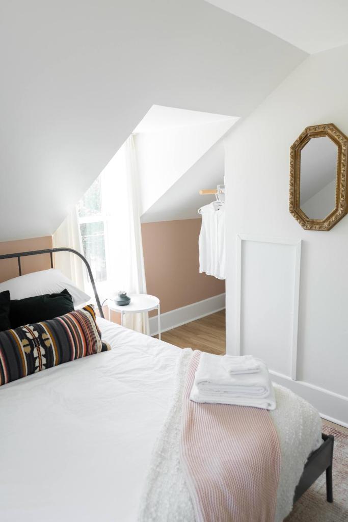 Downtown Picton 2-Bedroom Boho Suite! photo 2