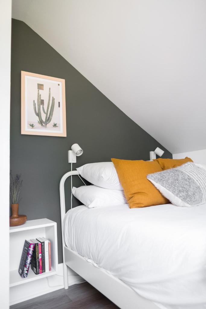 Downtown Picton 2-Bedroom Boho Suite! photo 3