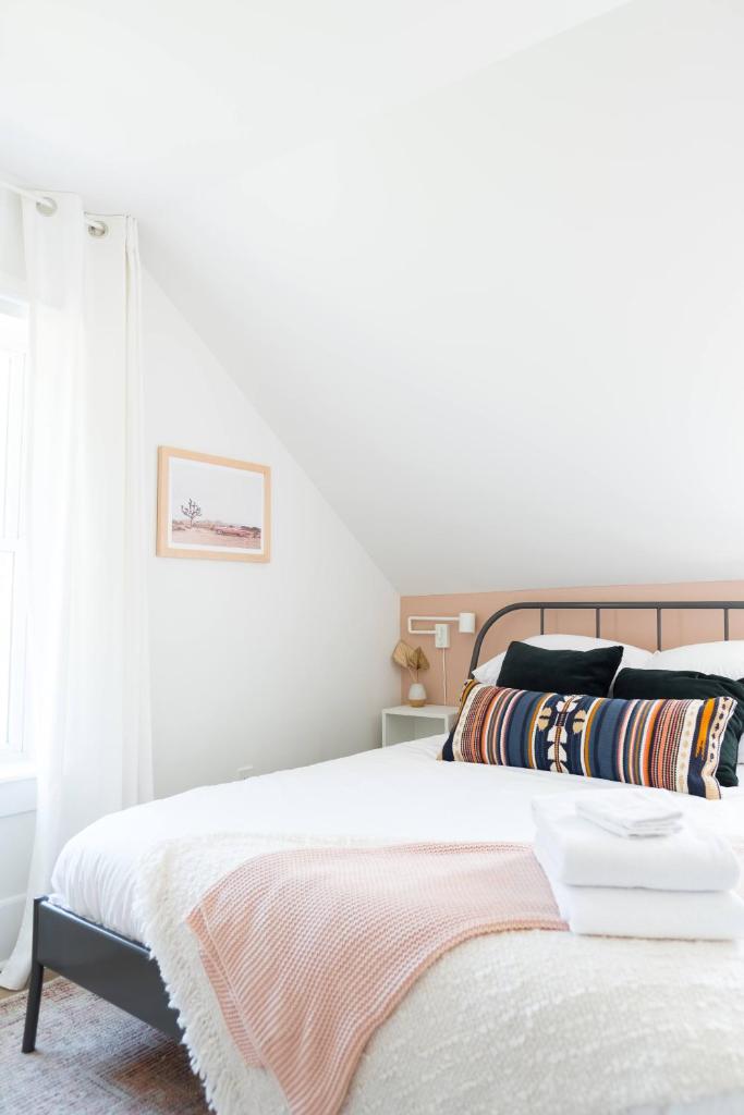 Downtown Picton 2-Bedroom Boho Suite! photo 1