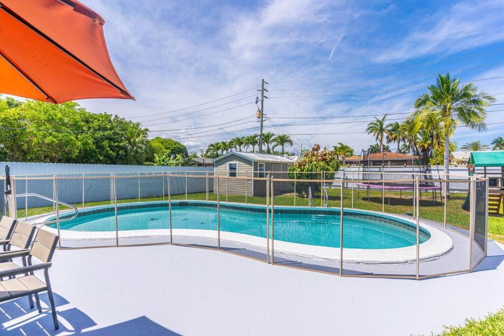 4BR House, Heated Pool 5 mins to Beach Game Room photo 2