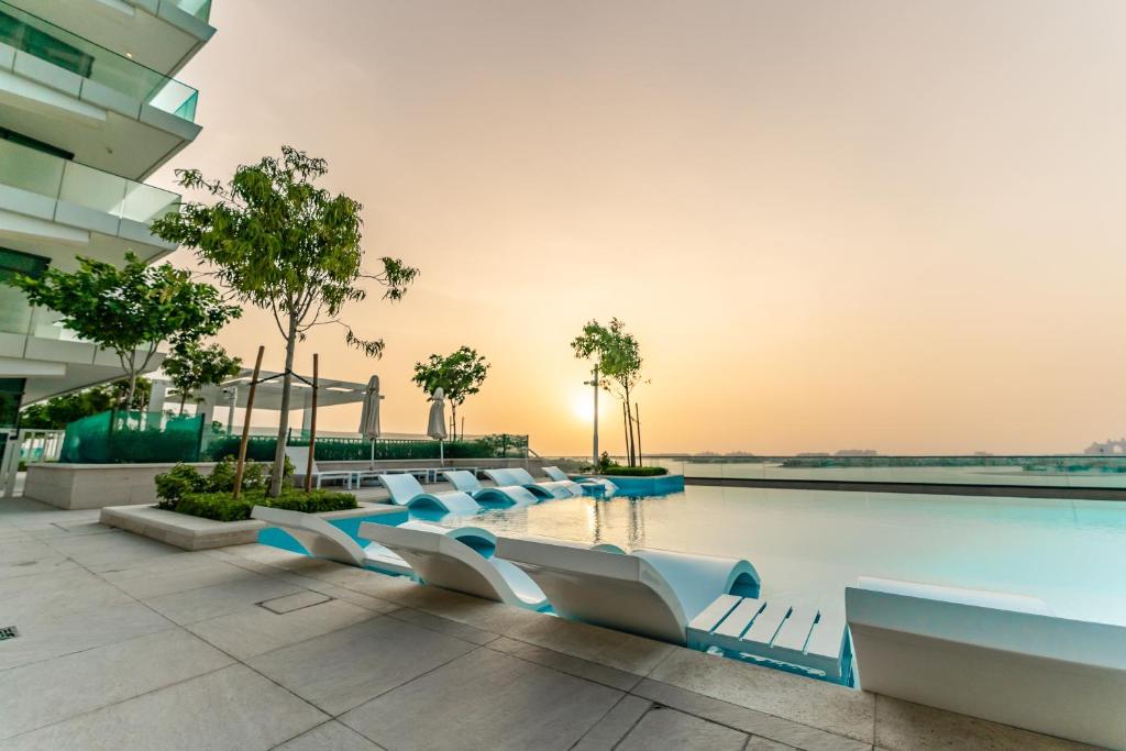 FAM Living - Beachfront Getaway in Emaar Beachfront - Private Beach Access and Luxury Amenities