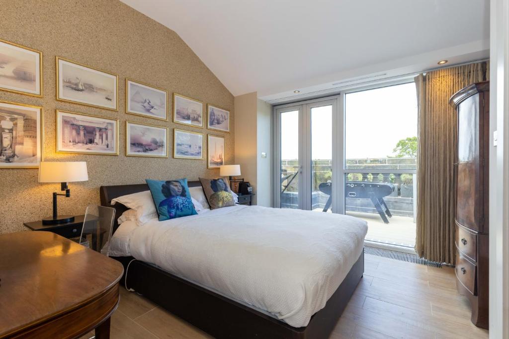 JOIVY Beautiful Penthouse with Terrace & Jacuzzi - Tap to explore photos