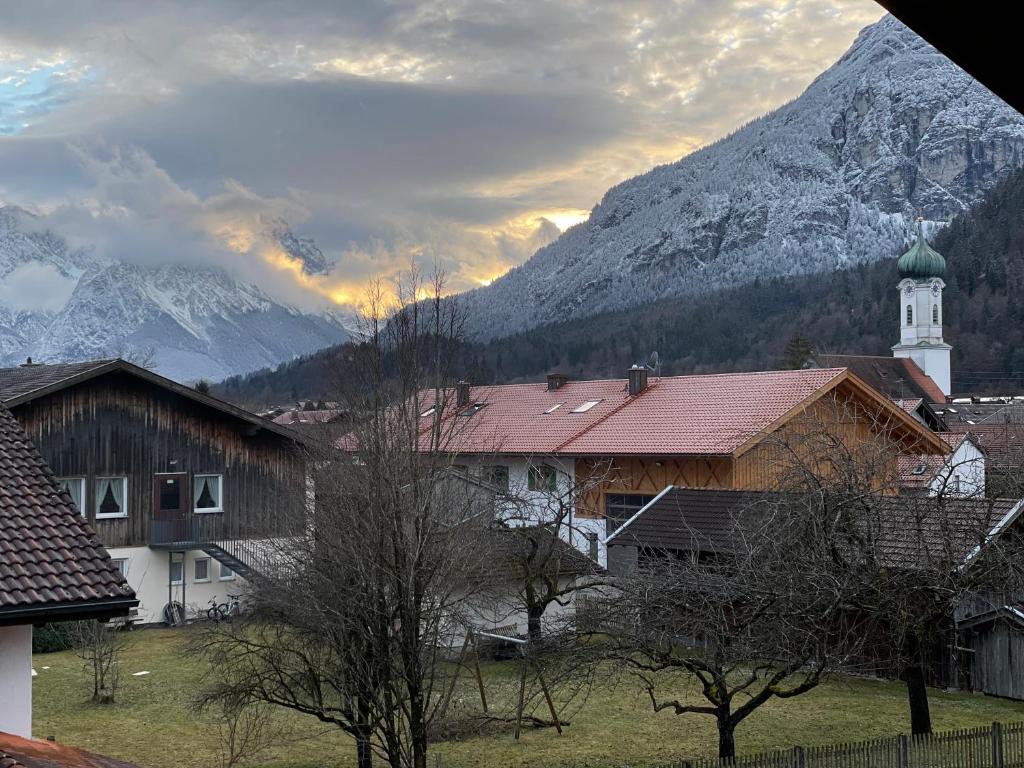 Dachgeschosswohnung mit traumhaftem Zugspitzblick bei Garmisch photo 2