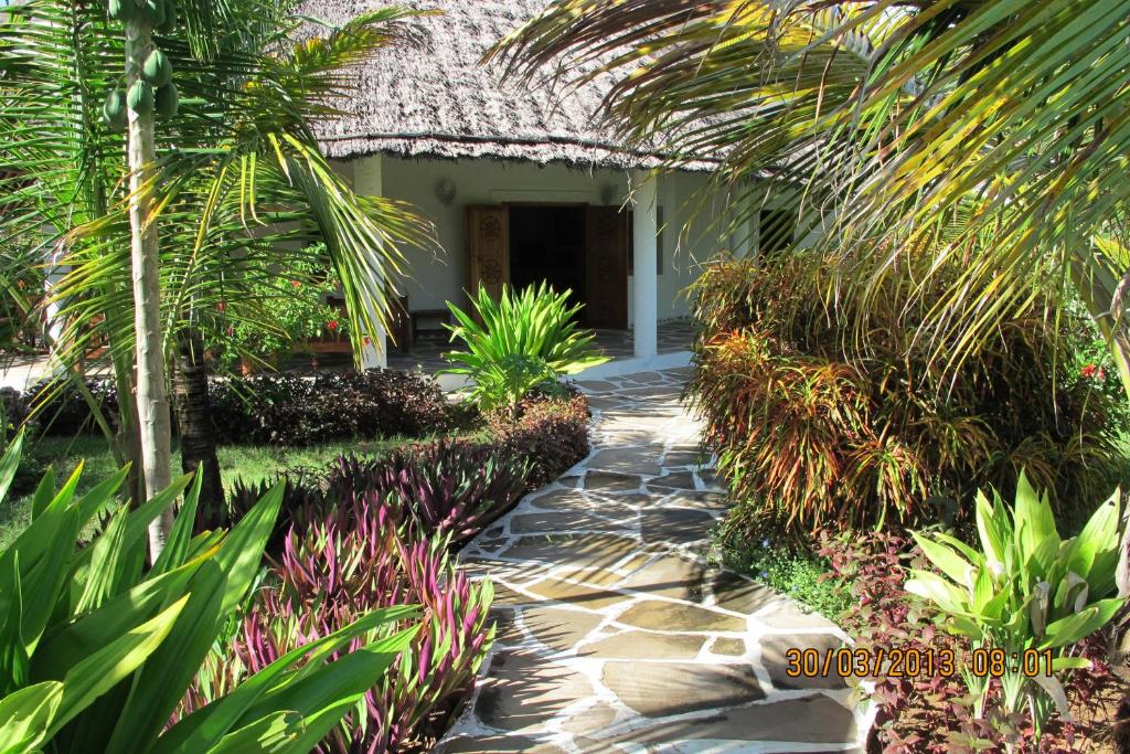 Deluxe villa with garden pool with service staff 150mt from the sea photo 1