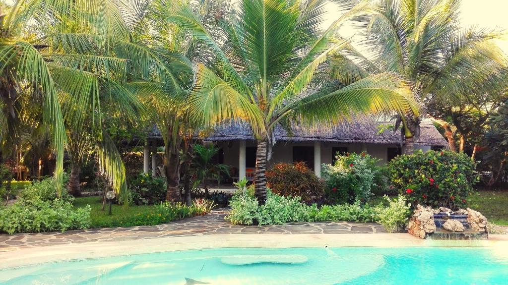 Deluxe villa with garden pool with service staff 150mt from the sea photo 2