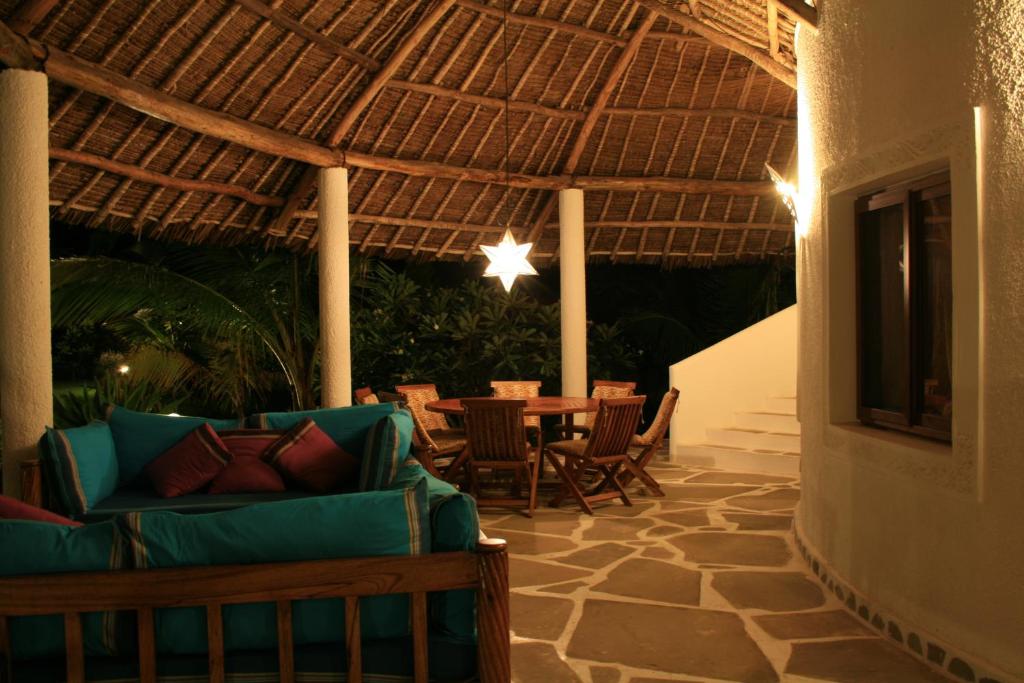 Deluxe villa with garden pool with service staff 150mt from the sea photo 4