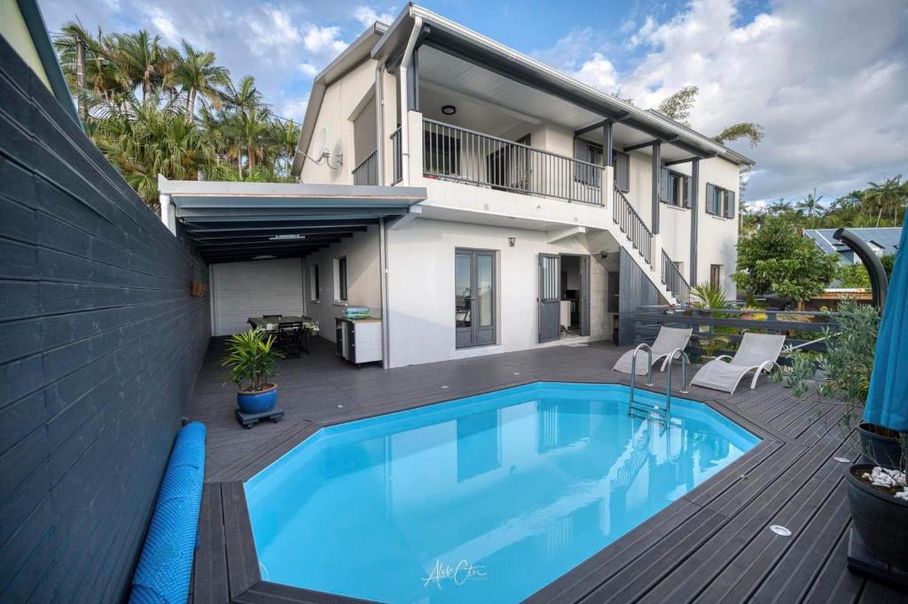 HAUT DE VILLA avec piscine chez JP
