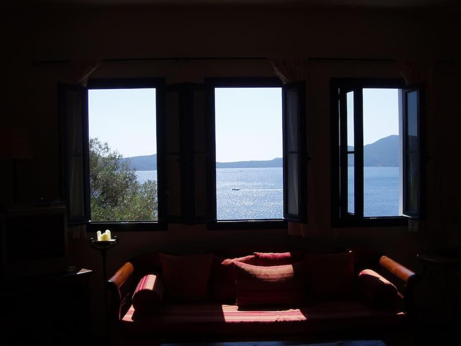 Villa with breathtaking views and private beach photo 3