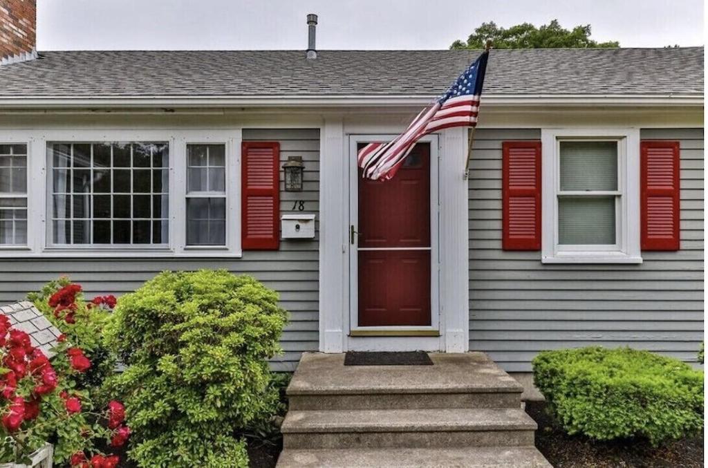 A Cozy Cape house steps to Restaurants & Beaches ~1.4 miles down scenic roads photo 1