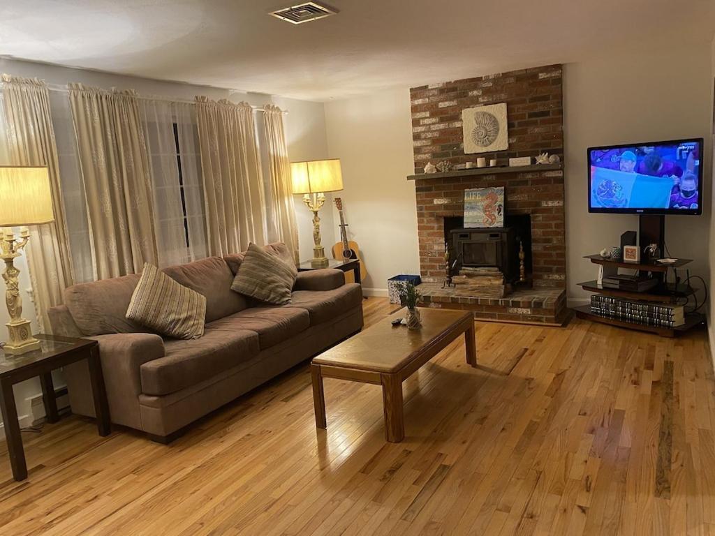 A Cozy Cape house steps to Restaurants & Beaches ~1.4 miles down scenic roads photo 3
