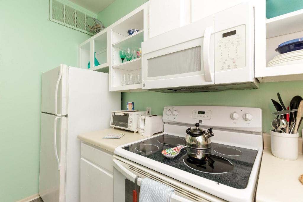 Corpus Christi-Padre Island condo is walking distance to beach by Mustang Island, Sleeps Four, 2024 Traveler Award photo 4
