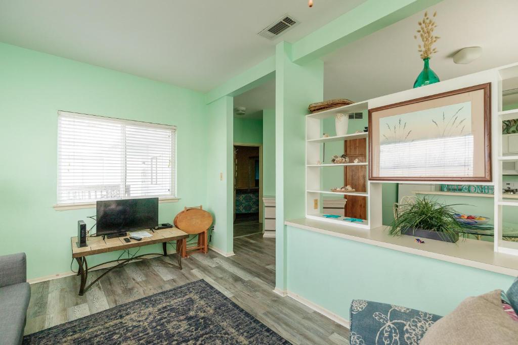 Corpus Christi-Padre Island condo is walking distance to beach by Mustang Island, Sleeps Four, 2024 Traveler Award photo 3
