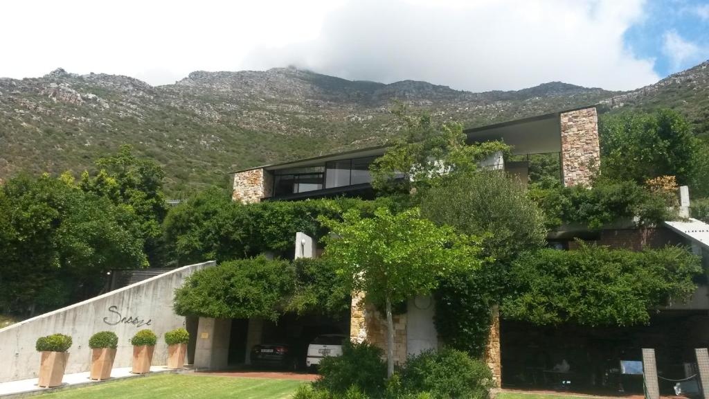 Snooze in Hout Bay Self-Catering - Tap to explore photos