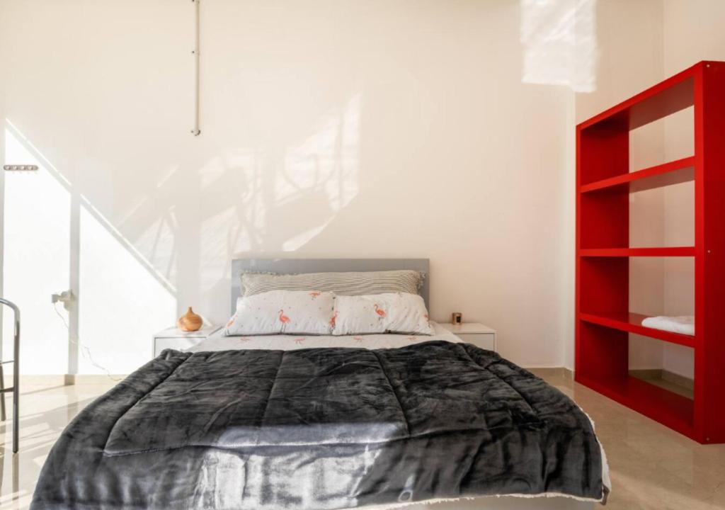 Elegant Studio in New Atlit with Garden & BBQ, 3 Min to Beach, Free Netflix photo 3