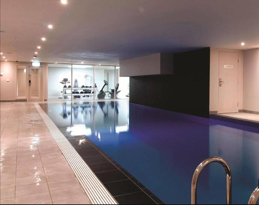 Melbourne Luxury Penthouse in prime location photo 2
