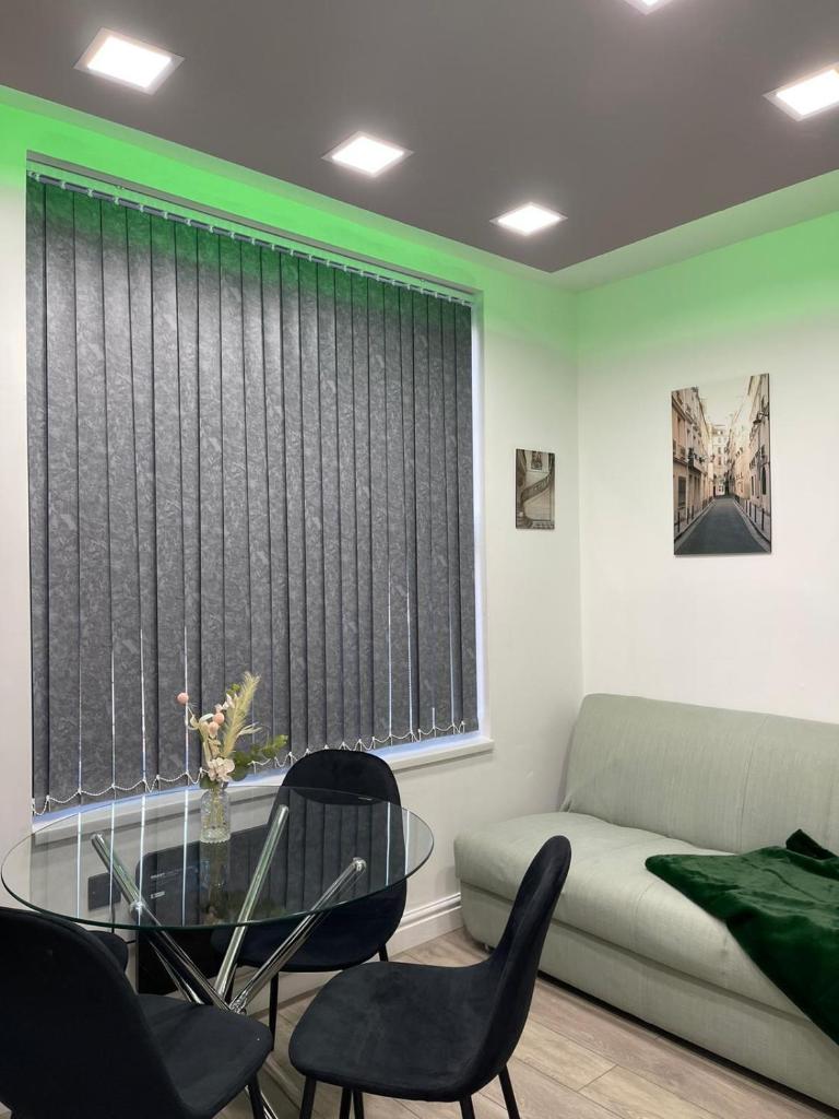 Luis Apartments in Leeds - Tap to explore photos