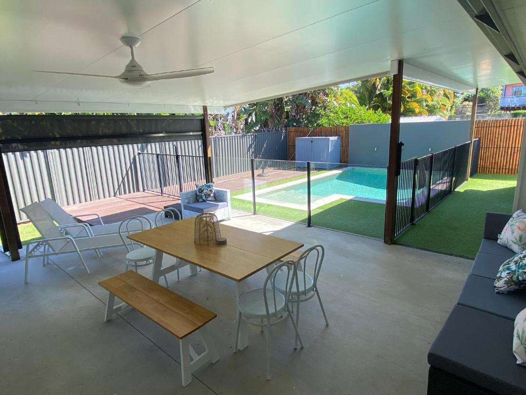 Walk to Beach, Swim in Pool Self Contained Home sleeping 7 photo 3