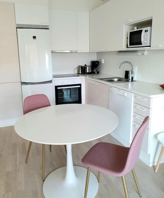 Cosy and quiet 1 br apartment - 7 min airport photo 4