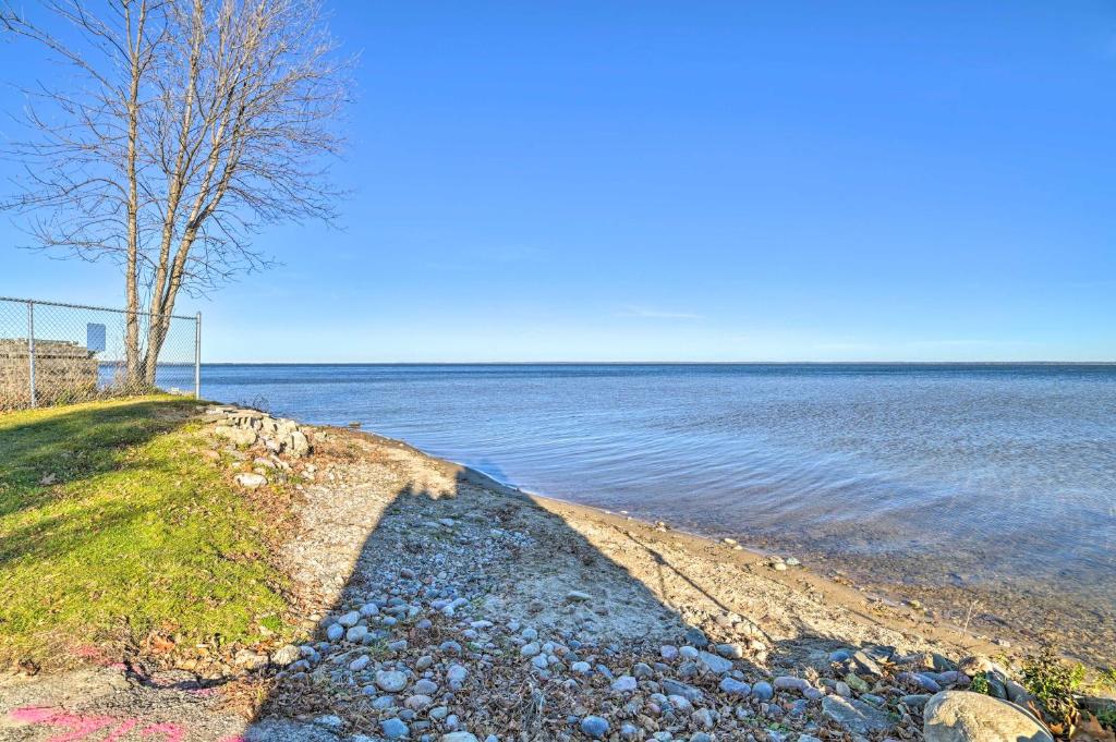 Houghton Lake Cottage - Central Location! photo 1