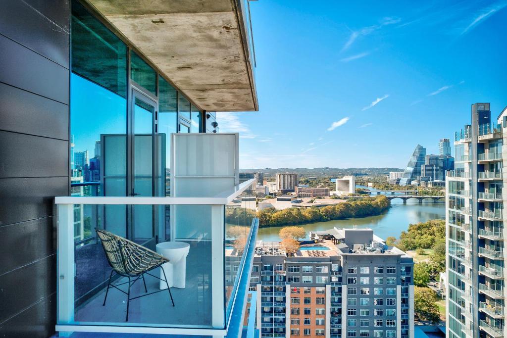 Upscale Rainey St Condo Homes - Peloton, gym, rooftop pool, wifi included image