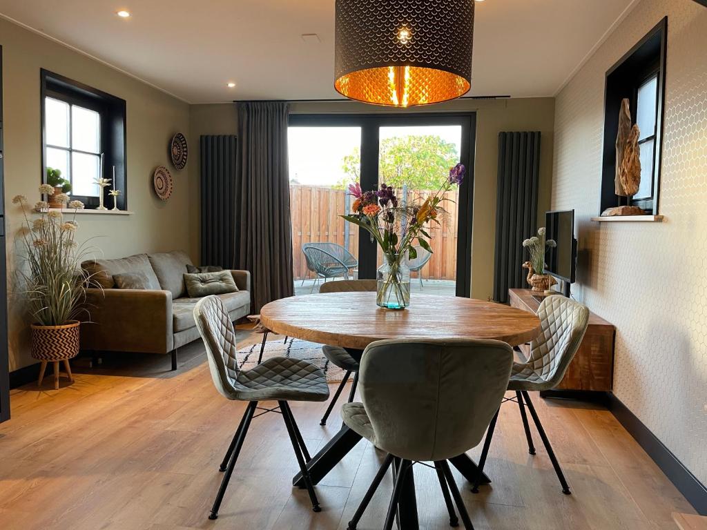 De Heerlykheid Wemeldinge, vlak bij strand en bos, complete woning met eigen tuin in de karakteristieke Dorpsstraat