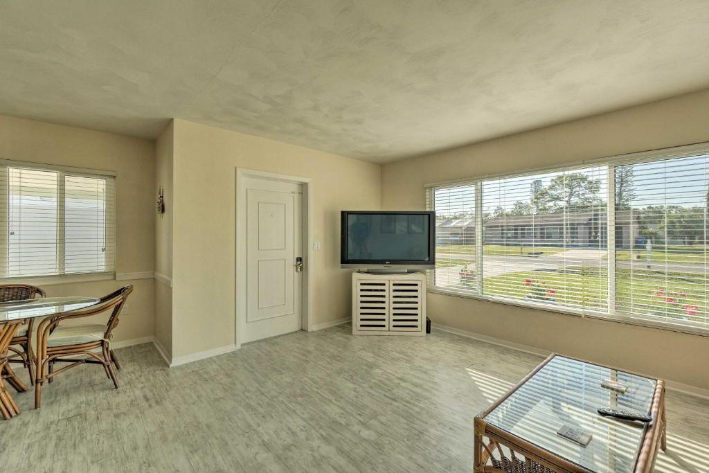 Venice Home with Fire Pit and Grill 2 Mi to Beach! photo 4