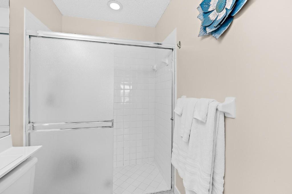 Serene Seaside Retreat - Dog friendly - 2BR Townhouse with Heated Pool Steps to Paradise Beach! photo 2