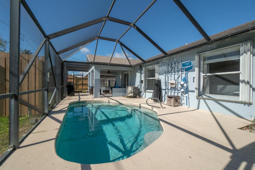 Oceanview Haven - 2BR Beach House with Patio Heated Pool Steps from Paradise Beach Park! photo 3