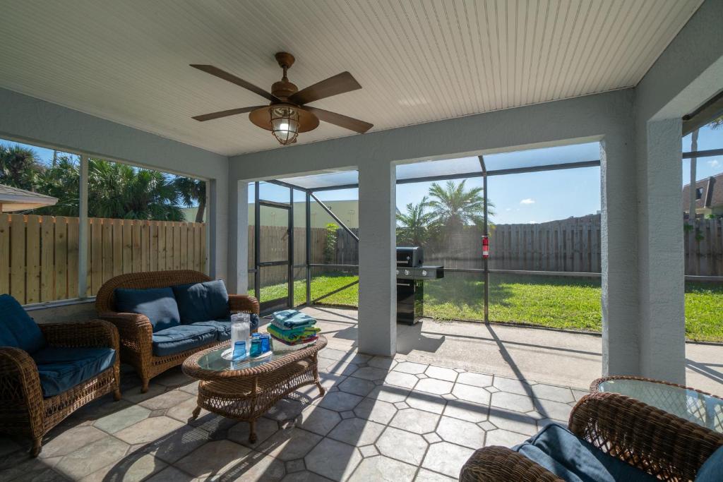 Oceanview Haven - 2BR Beach House with Patio Heated Pool Steps from Paradise Beach Park! photo 2