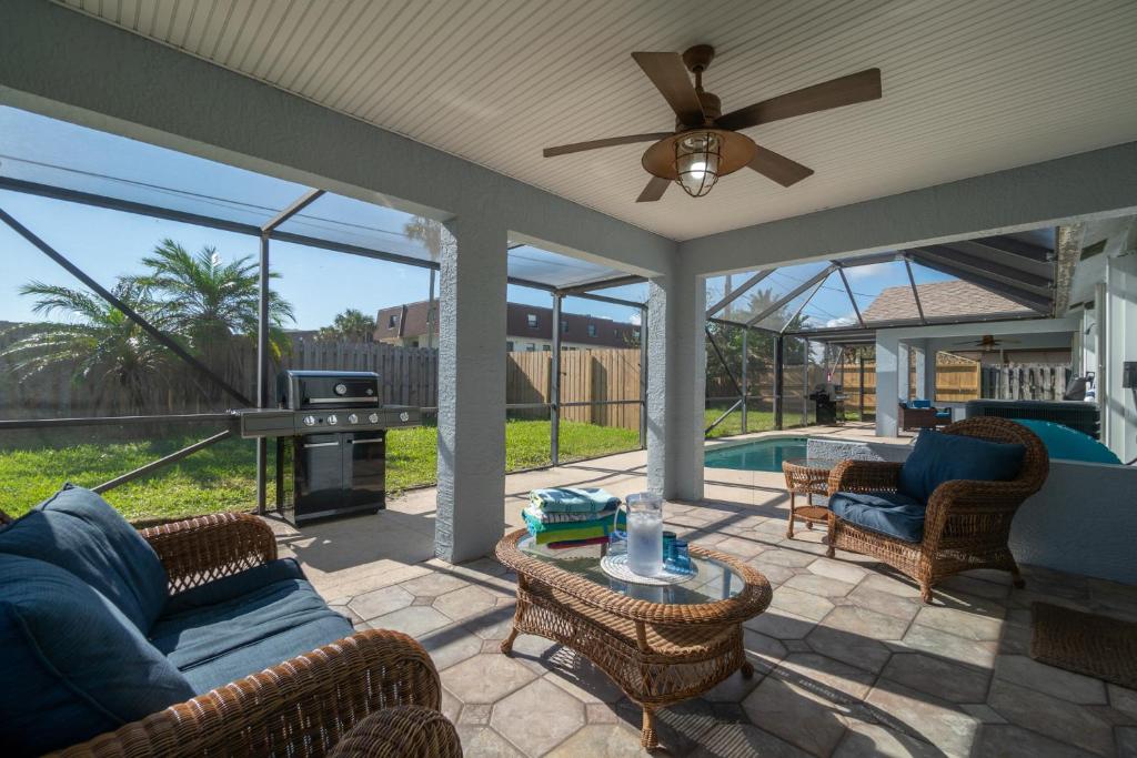 Oceanview Haven - 2BR Beach House with Patio Heated Pool Steps from Paradise Beach Park! photo 4