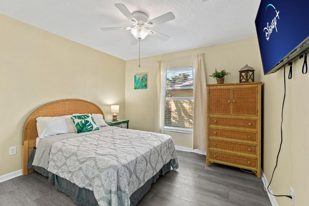 Surfside Paradise Retreat - 3BR and 2BA Duplex, Grill, DOG FRIENDLY - Close to the Beach! photo 2