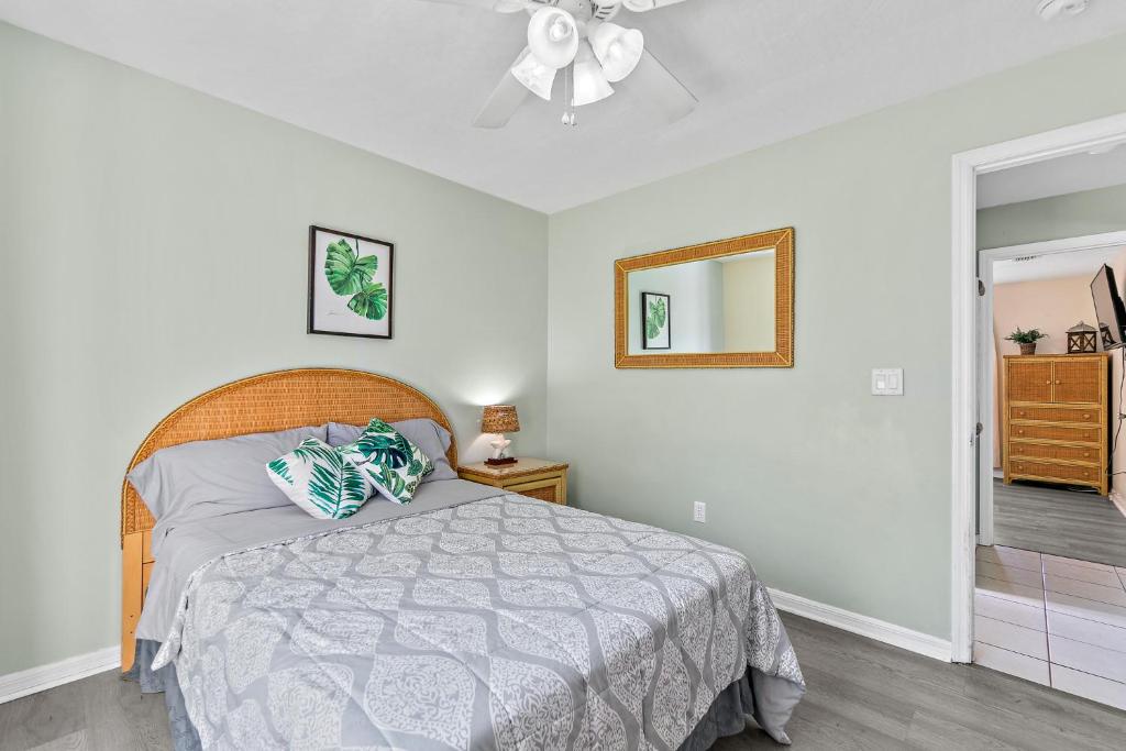 Surfside Paradise Retreat - 3BR and 2BA Duplex, Grill, DOG FRIENDLY - Close to the Beach! photo 4