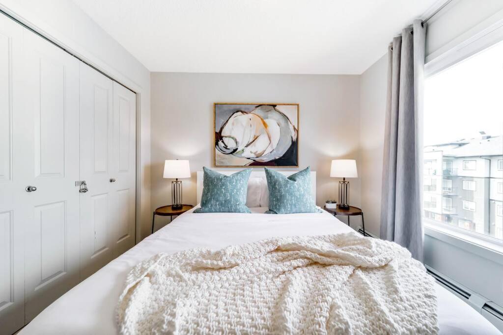Bright Luxe Condo, AC, Top Floor, King Bed, Balcony! photo 1