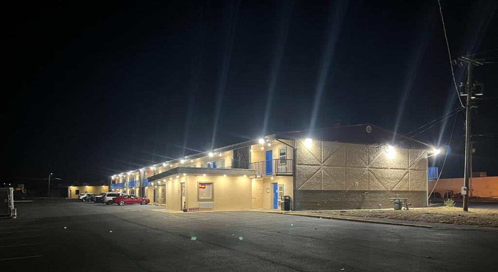 Super 8 by Wyndham Paducah I-24 Exit 4 - Tap to explore photos